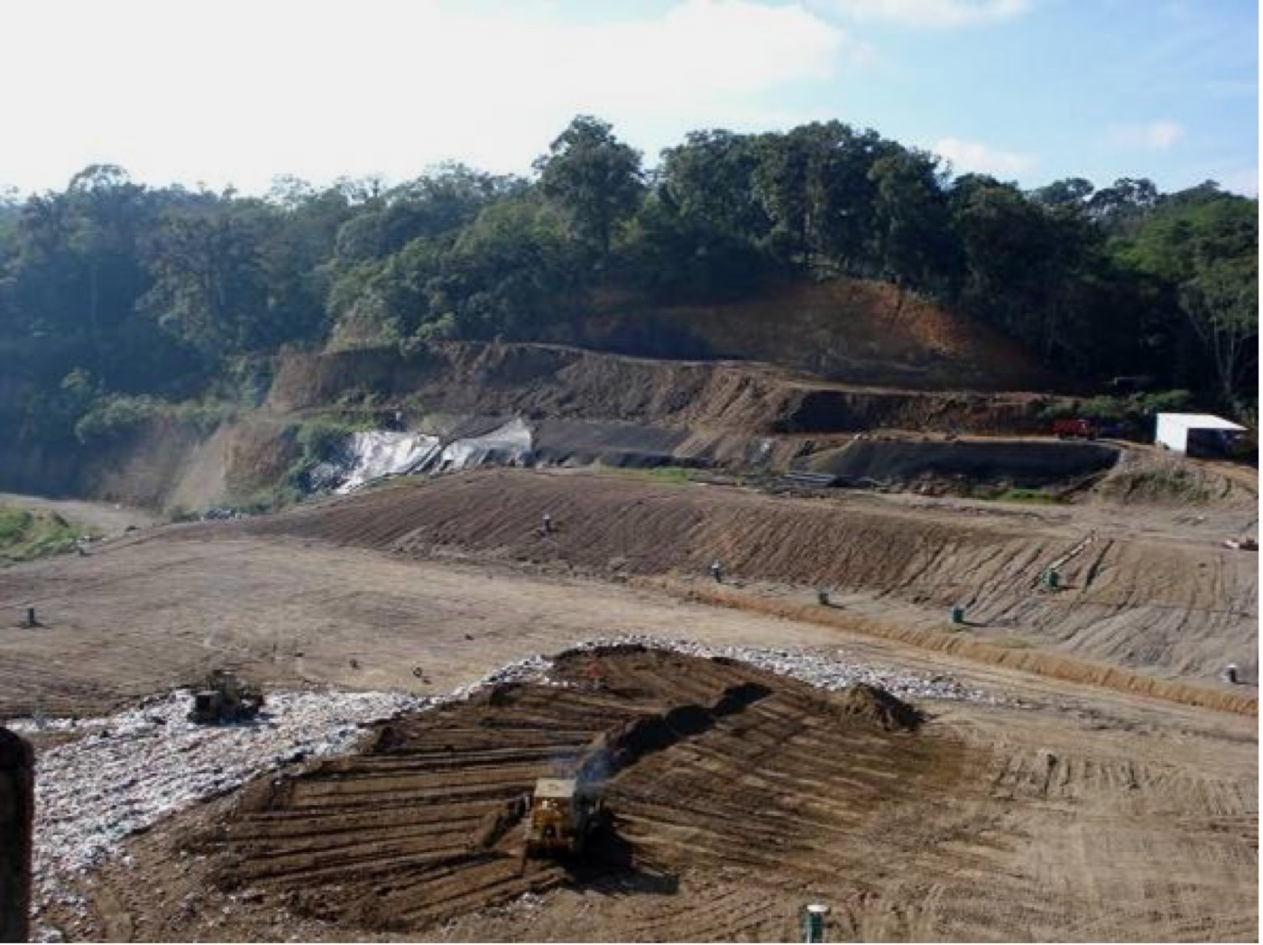 Excavación y conformación del sitio