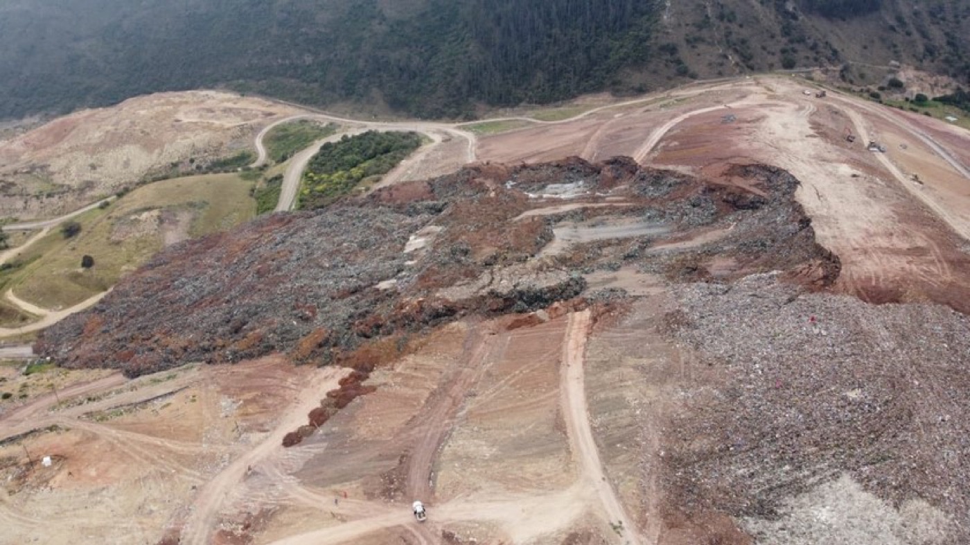 Vista aérea de un relleno sanitario de gran escala